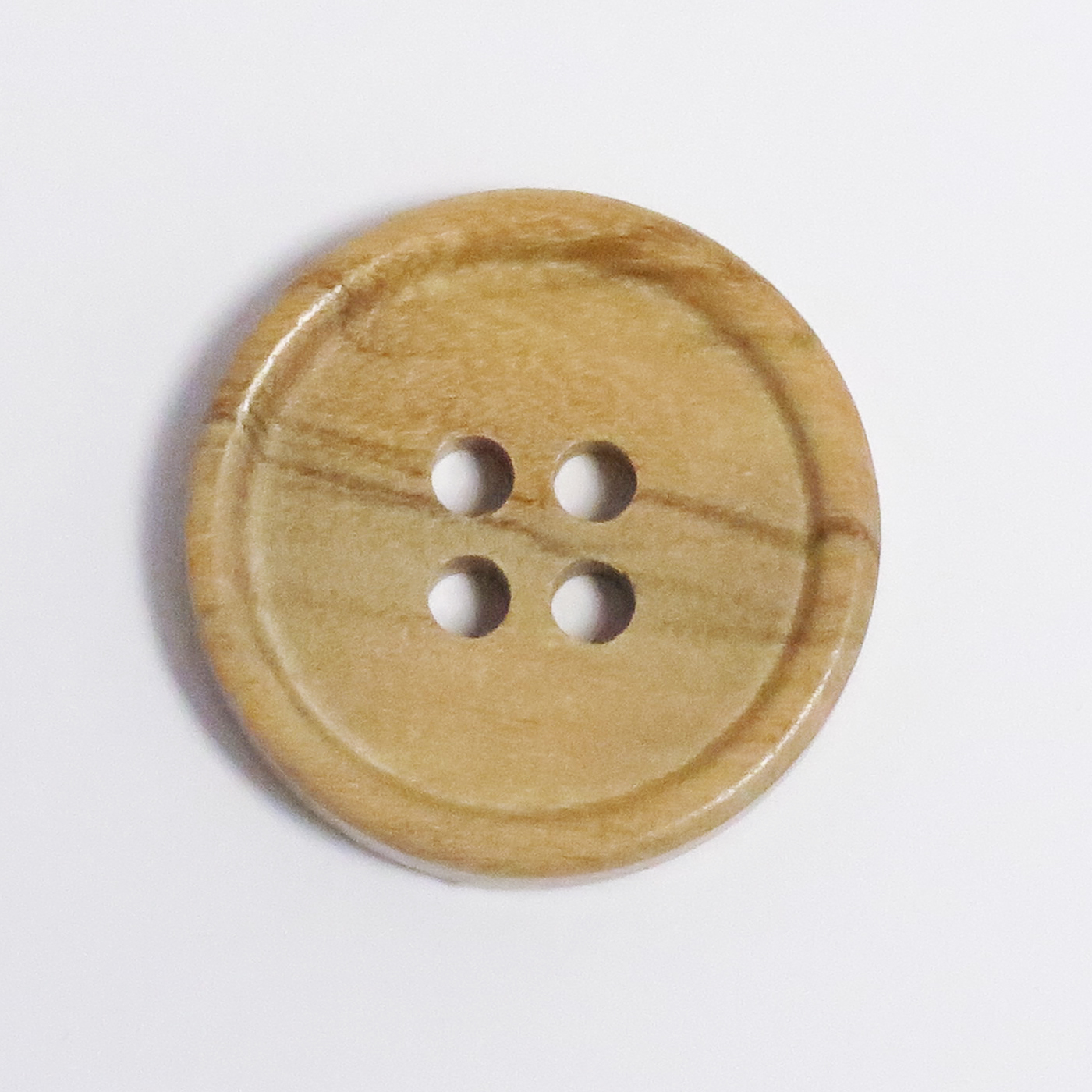 Knapp olivträ 25 mm 4 hål. Passar perfekt till stickade koftor, västar och kappor.