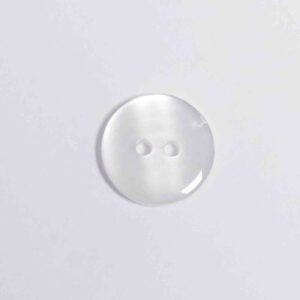 Knapp i plast 18 mm i diameter och med 2 hål.