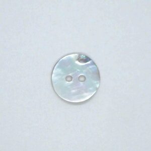 Knapp i pärlemor, 18 mm i diameter.
