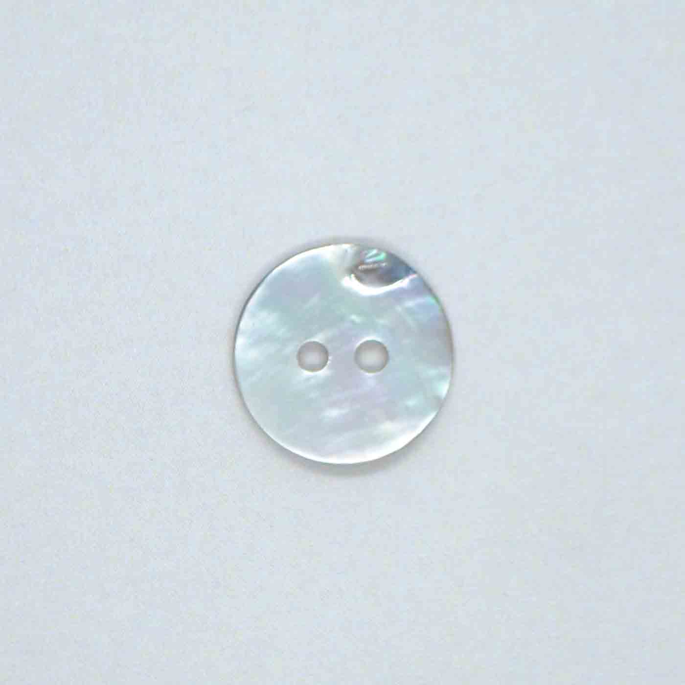 Knapp i pärlemor, 18 mm i diameter.