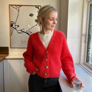 Petiteknit Agnete cardigan. Agnete Cardigan stickas uppifrån och ner i patentstickning.