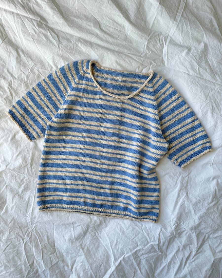 Petiteknit Amélie Tee stickas uppifrån och ner i slätstickning och med ränder. Stickas i en tråd Blenda gotland från Yarnwick.
