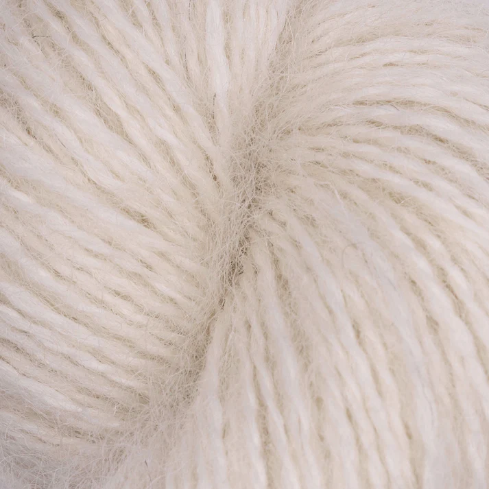 Baa ram ewe Mowool 6001 Sheep cream. Brittisk borstad ull. Stickwick yarn & design Garnbutik i Göteborg och på stickwick.se