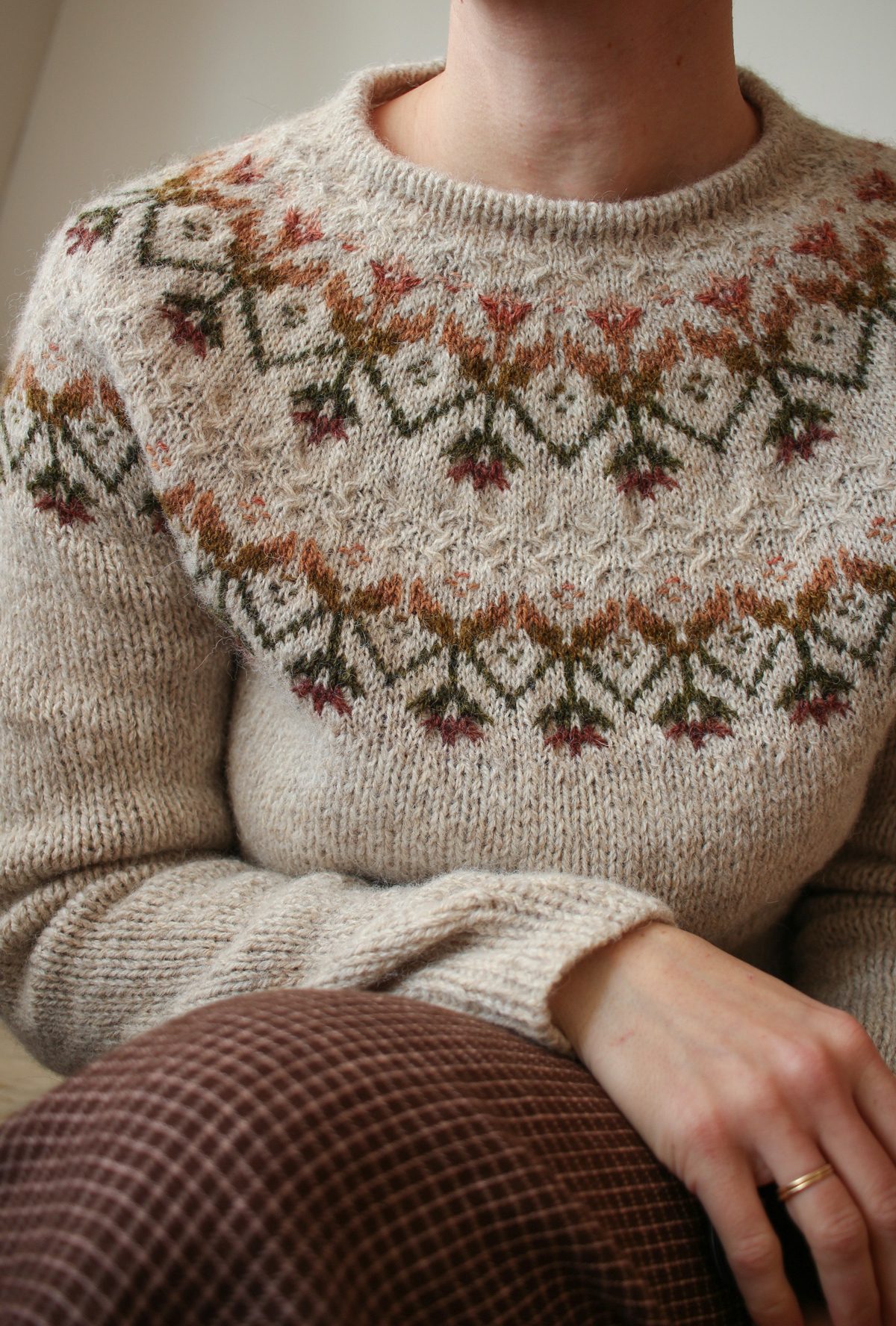 Kvit pullover av Teti Lutsak. Knit along, Kvit along, med Stickwick yarn & design, Garnaffär i Göteborg