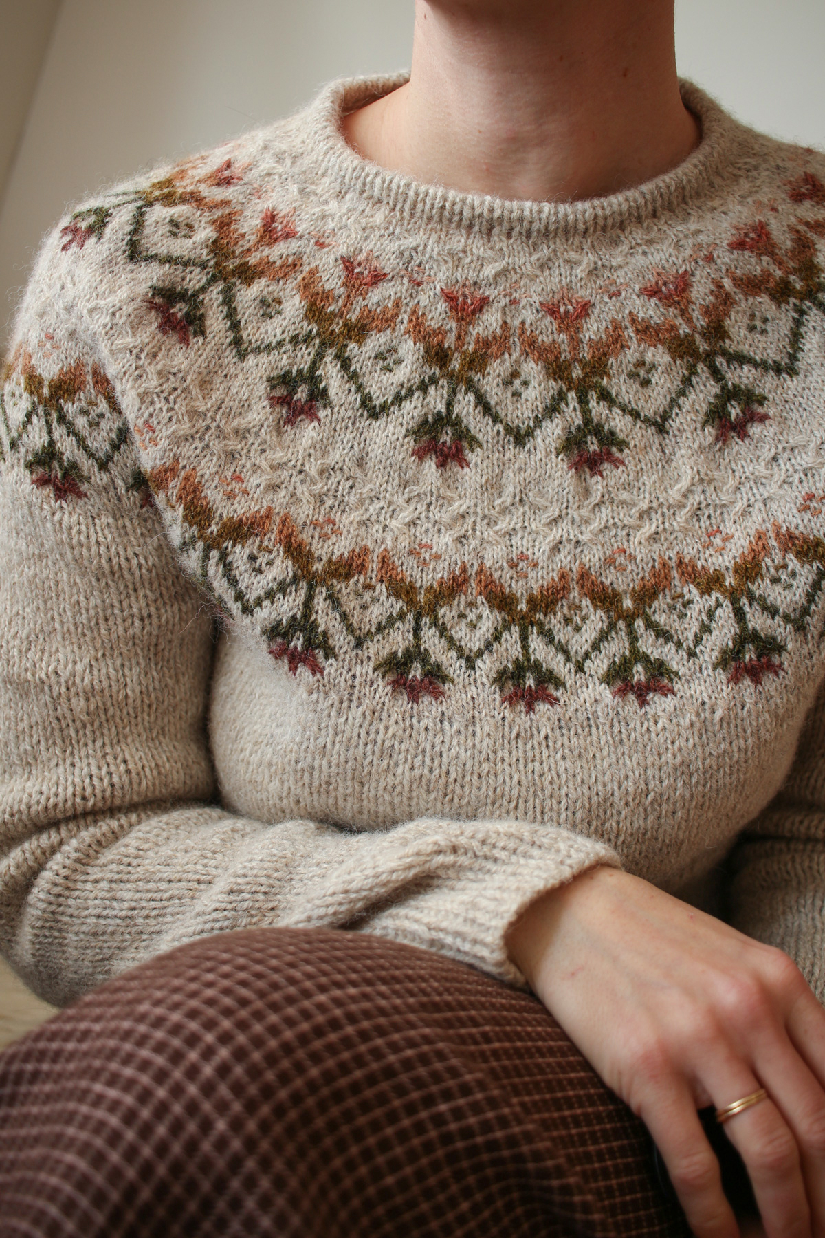 Kvit pullover av Teti Lutsak. Knit along, Kvit along, med Stickwick yarn & design, Garnaffär i Göteborg