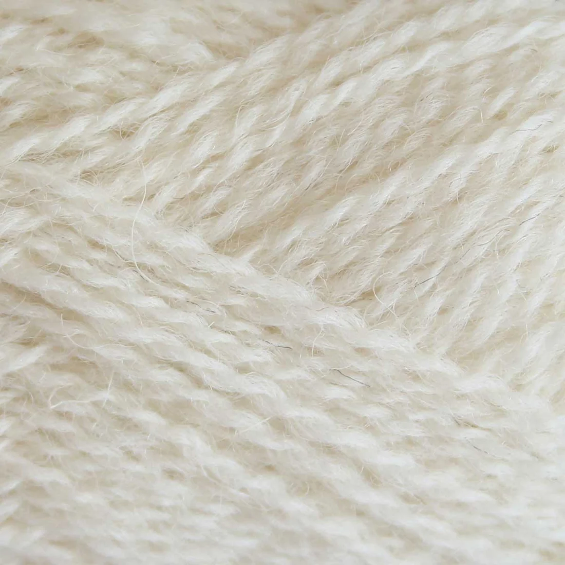 Baa ram ewe Pip 001 White rose cream. Stickwick yarn & design garnbutik Göteborg.